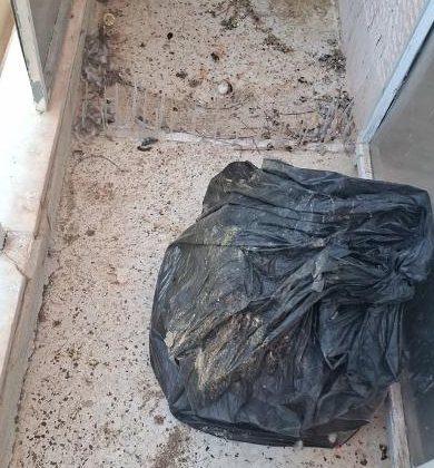 Μπαλκόνι πριν τον καθαρισμό: σκόνη, χώμα και σακούλα απορριμμάτων
