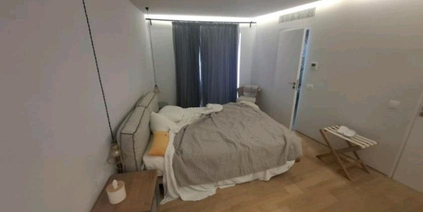 Υπνοδωμάτιο πριν τον καθαρισμό και το στρώσιμο