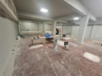 Χώρος μετά από ανακαίνιση πριν τον καθαρισμό: υλικά, σκόνη και εργαλεία στο πάτωμα